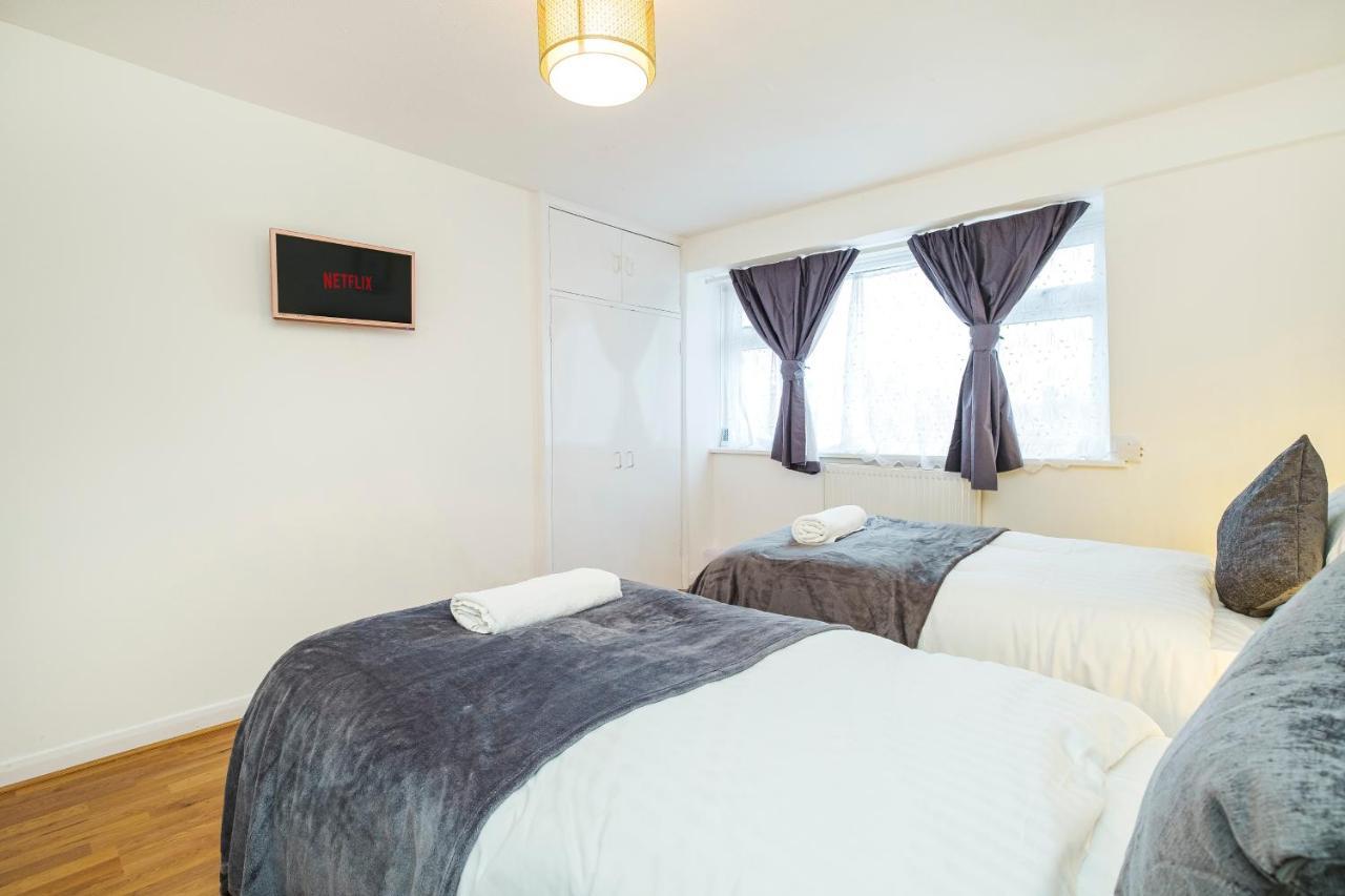 Apartment Spacious 3 Bed 1 Bath Hse W Guest Toilet W Parking Near Excel - E16 London