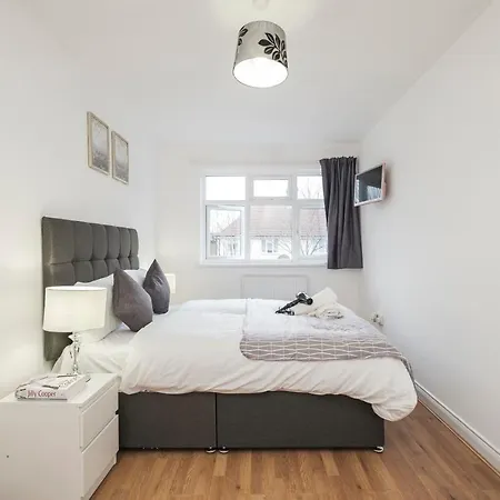 Spacious 3 Bed 1 Bath Hse W Guest Toilet W Parking Near Excel - E16 London Exterior photo