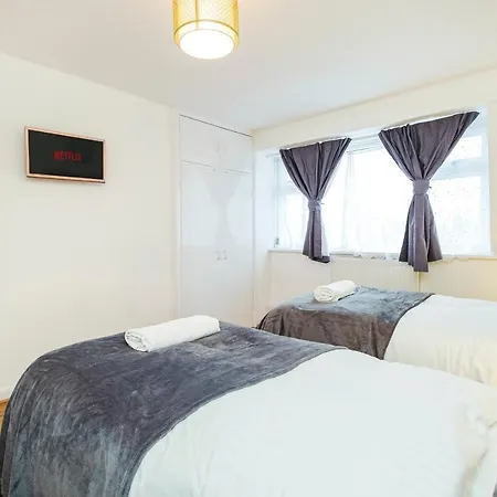 Spacious 3 Bed 1 Bath Hse W Guest Toilet W Parking Near Excel - E16 London Exterior photo
