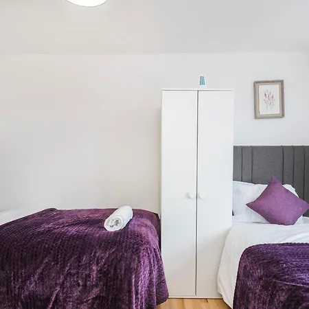 Spacious 3 Bed 1 Bath Hse W Guest Toilet W Parking Near Excel - E16 London Exterior photo