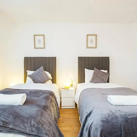 Spacious 3 Bed 1 Bath Hse W Guest Toilet W Parking Near Excel - E16 London Exterior photo