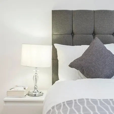 Spacious 3 Bed 1 Bath Hse W Guest Toilet W Parking Near Excel - E16 London Exterior photo