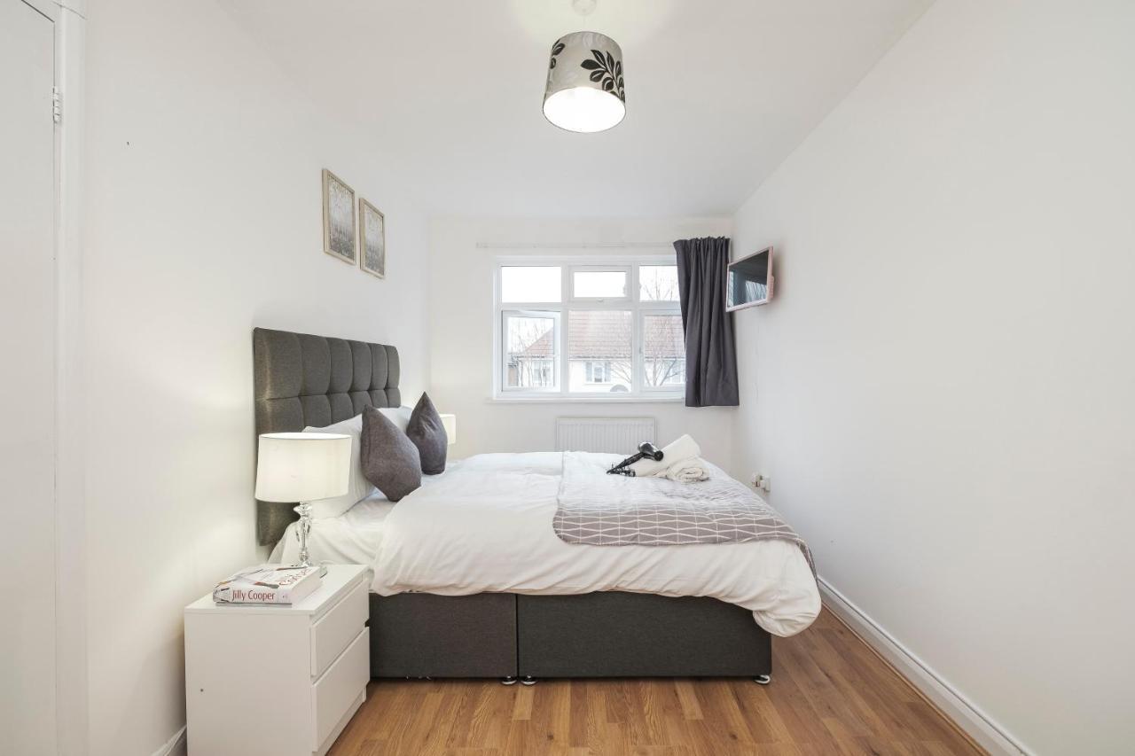 Spacious 3 Bed 1 Bath Hse W Guest Toilet W Parking Near Excel - E16 Londen