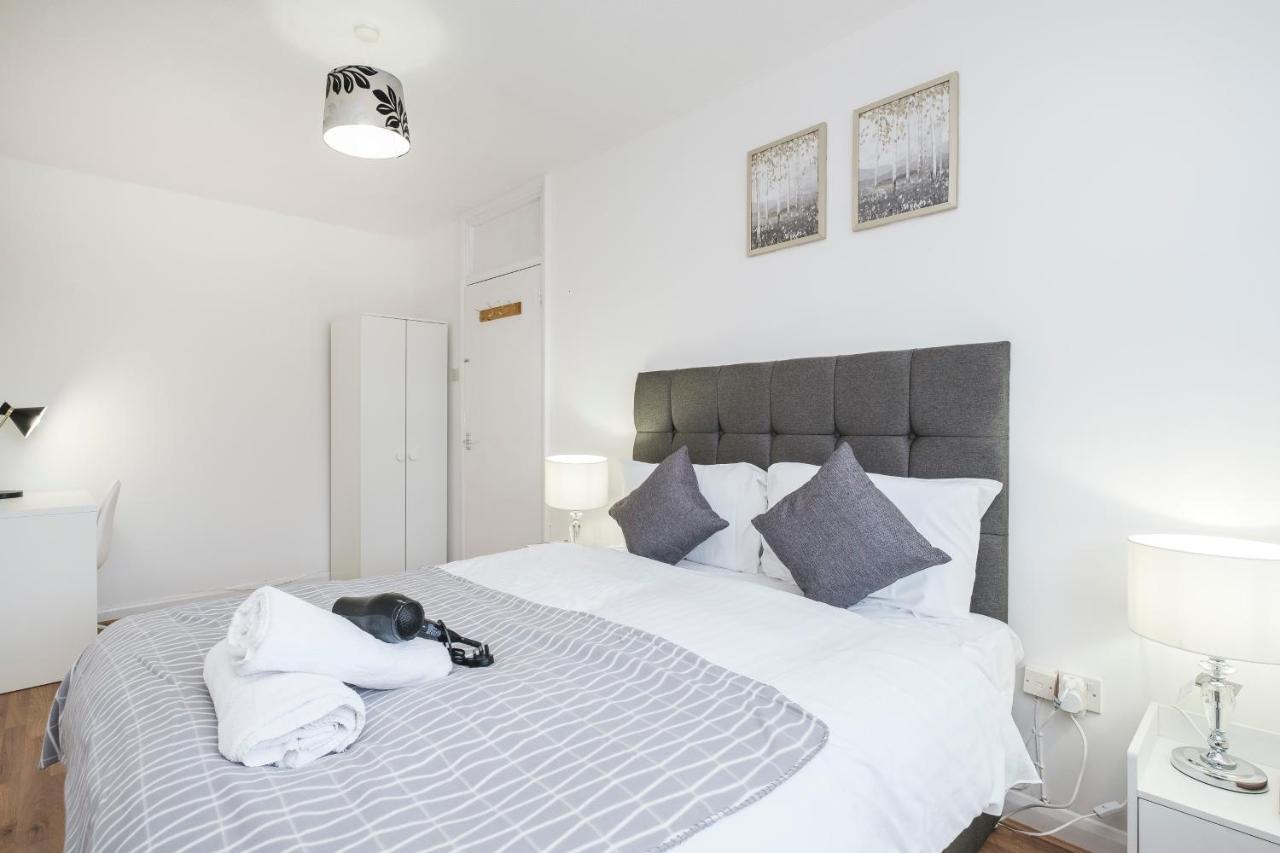Spacious 3 Bed 1 Bath Hse W Guest Toilet W Parking Near Excel - E16 * Londen