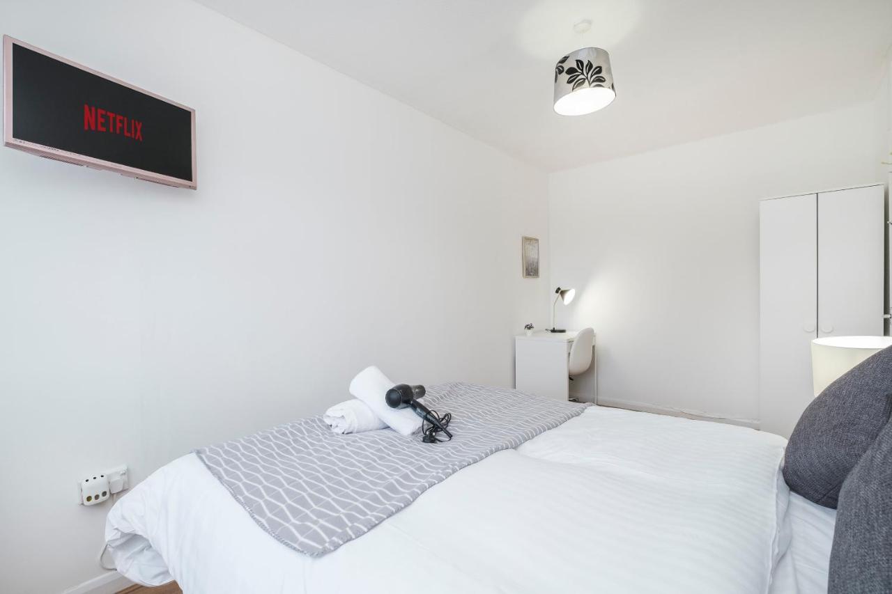 Spacious 3 Bed 1 Bath Hse W Guest Toilet W Parking Near Excel - E16 Londen