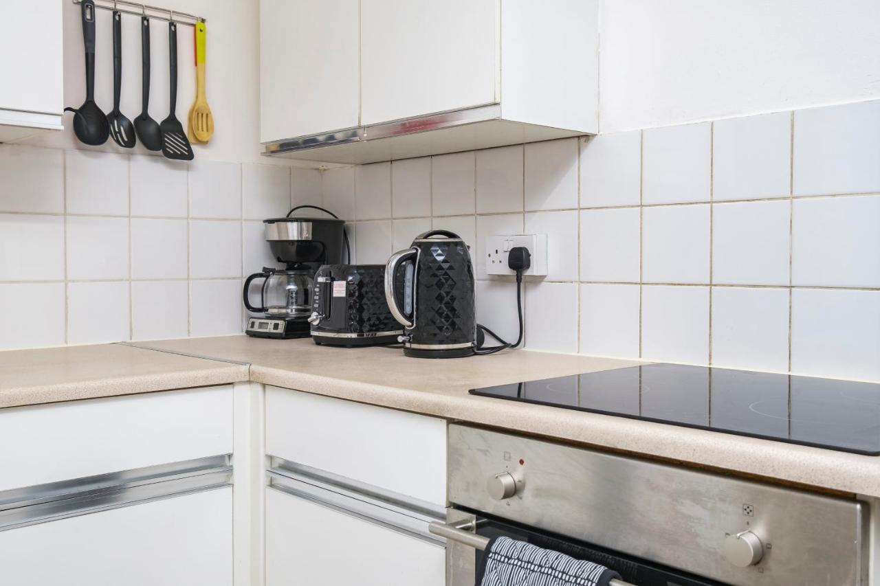Spacious 3 Bed 1 Bath Hse W Guest Toilet W Parking Near Excel - E16 * Londen