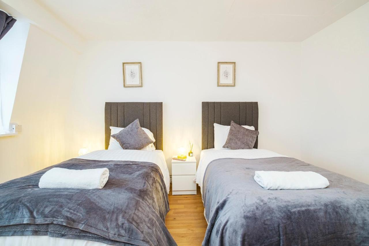 Spacious 3 Bed 1 Bath Hse W Guest Toilet W Parking Near Excel - E16 * Londen