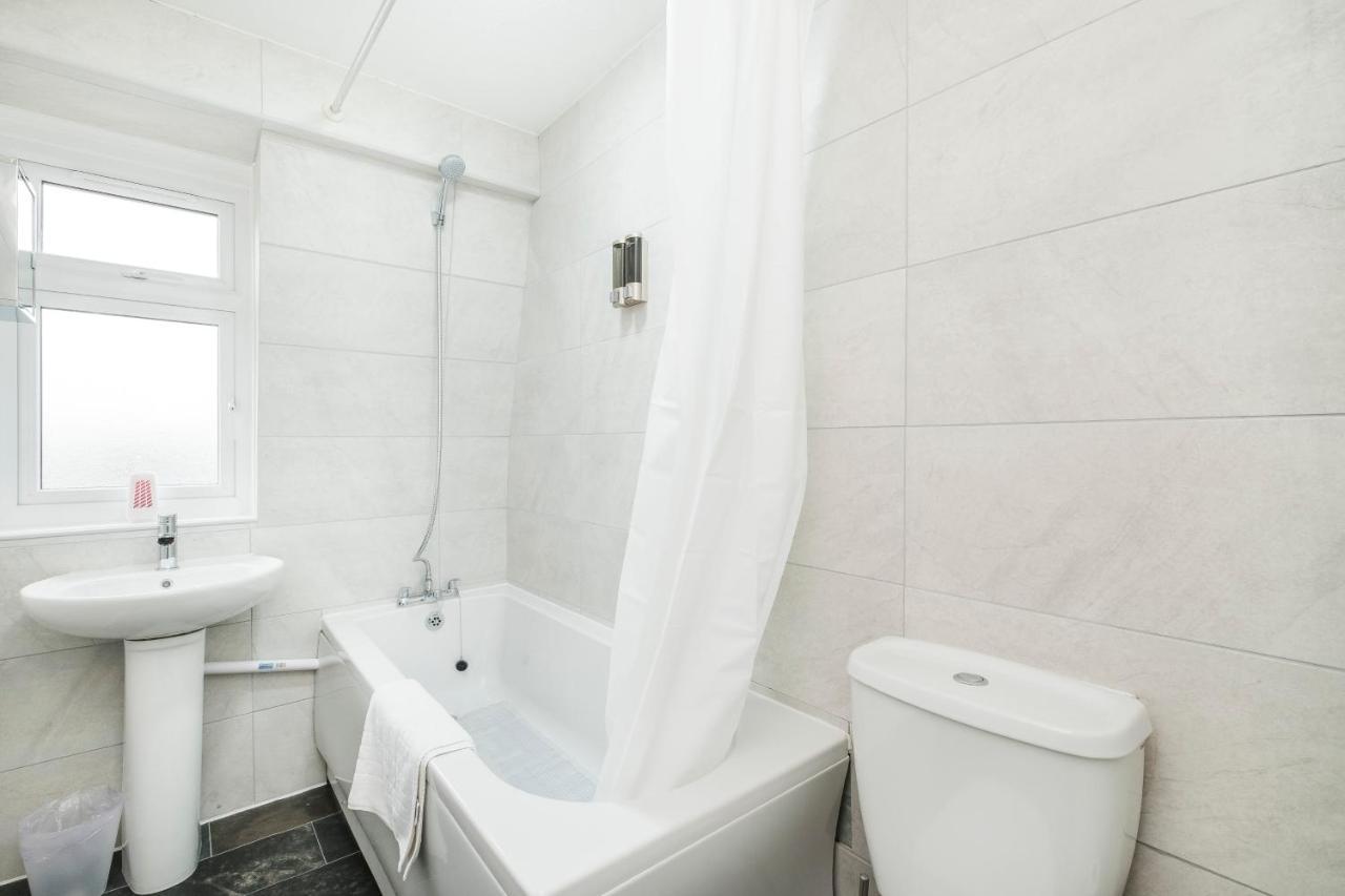 Spacious 3 Bed 1 Bath Hse W Guest Toilet W Parking Near Excel - E16 Londen