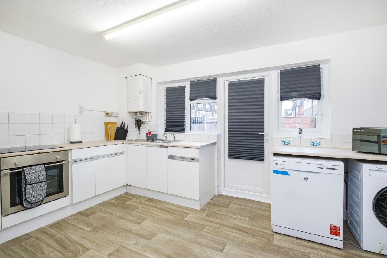 Spacious 3 Bed 1 Bath Hse W Guest Toilet W Parking Near Excel - E16 Londen